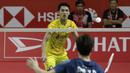 Tunggal putra Indonesia, Jonatan Christie, berusaha mengembalikan kok saat melawan tunggal China pada Indonesia Masters 2019 di Istora Senayan, Jakarta, Kamis (24/1). Jonatan lolos ke perempat final. (Bola.com/M. Iqbal Ichsan)