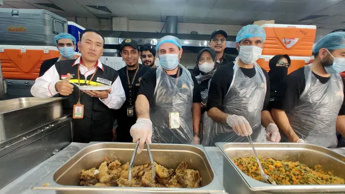 Kepala PPIH Arab Saudi Daker Bandara, Haryanto meninjau langsung proses produksi katering untuk jemaah haji Indonesia yang mendarat di Bandara Jeddah. (FOTO: MCH PPIH ARAB SAUDI)