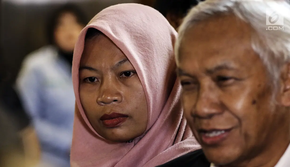 Terpidana kasus pelanggaran UU ITE, Baiq Nuril bertemu pimpinan DPR di gedung Nusantara III, Jakarta, Selasa (16/7/2019). Pimpinan DPR telah menandatangani surat pertimbangan pemberian amnesti kepada Baiq Nuril.(Liputan6.com/Johan Tallo)
