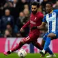 Pemain Liverpool Mohamed Salah (kiri) berebut bola dengan pemain Brighton and Hove Albion Danny Welbeck pada pertandingan sepak bola putaran keempat Piala FA di Stadion Falmer, Brighton, Inggris, 29 Januari 2023. Liverpool kalah 1-2 dan harus tersingkir dari Piala FA. (AP Photo/Alastair Grant)