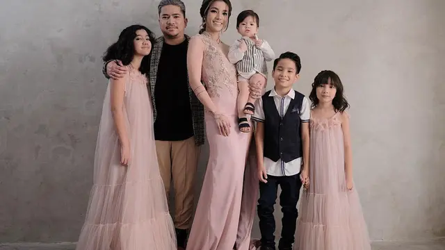 Kebersamaan Sheila Marcia dan Keluarga kecilnya