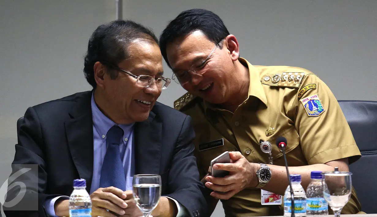 Menko Kemaritiman & Sumber Daya, Rizal Ramli dan Gubernur DKI Jakarta, Ahok jelang mengumumkan hasil rapat Reklamasi Teluk Jakarta, Senin (18/4). Untuk sementara proyek Reklamasi Teluk Jakarta dihentikan. (Liputan6.com/Angga Yuniar)