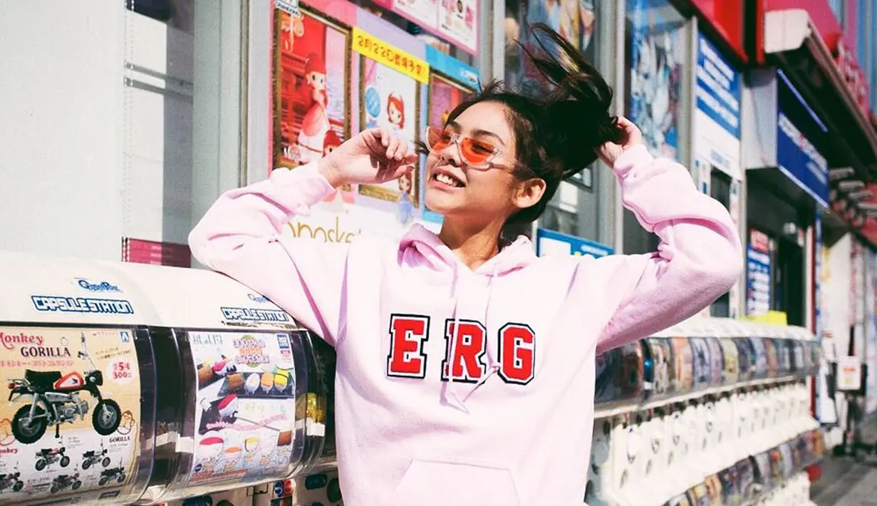 Memakai hoodie bewarna merah jambu dilengkapi dengan half sunglasses bewarna merah, membuat pemeran Milea ini terlihat lebih cute dan ceria. Kacamata half sunglasses dengan lensa bewarna memang enggak pernah salah buat penampilan lebih colorful. (Liputan6.com/IG/vaneshaass)