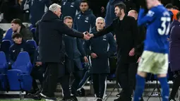 Bertamu ke markas Everton, Setan Merah menang dengan skor tipis 0-1. Tampak dalam foto, manajer Everton asal Skotlandia, David Moyes (kiri), berjabat tangan dengan pelatih sementara Manchester United asal Inggris, Michael Carrick, setelah pertandingan pekan ke-27 Liga Primer Inggris 2025/2026 di Stadion Hill Dickinson, Liverpool, barat laut Inggris, Senin 23 Februari 2026 waktu setempat atau Selasa 24 Februari 2026 dini hari WIB. (Paul ELLIS/AFP)