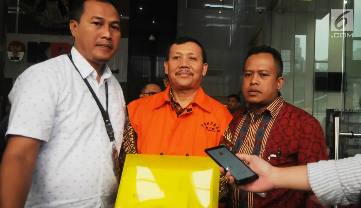 Sekda Jabar Iwa Karniwa memakai rompi tahanan usai diperiksa penyidik di Gedung KPK, Jakarta, Jumat (30/8/2019). Iwa Karniwa resmi ditahan untuk mempermudah pemeriksaan terkait dugaan menerima suap kasus pemberian izin proyek pembangunan Meikarta di Kabupaten Bekasi. (merdeka.com/Dwi Narwoko)