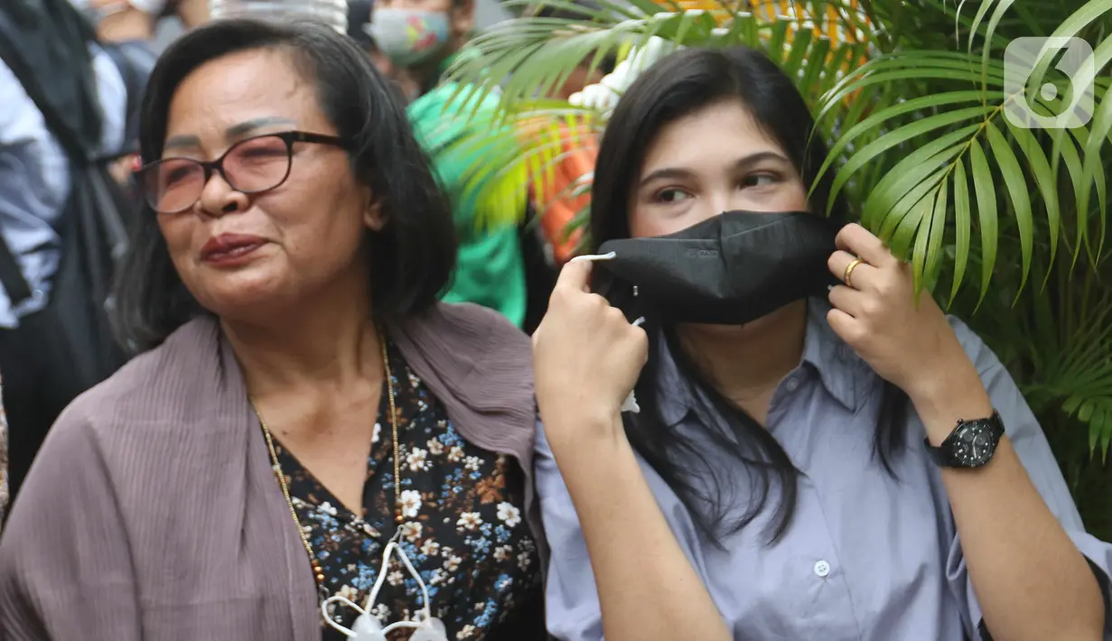 Kekasih dan ibunda Brigadir Nofryansyah Yosua Hutabarat atau Brigadir J, Vera Simajuntak dan Rosti Simanjuntak, tiba di salah satu hotel di kawasan Jakarta Barat, Kamis (29/9/2022).  Vera muncul ke publik untuk pertama kalinya dan menyampaikan harapannya usai berkas perkara pembunuhan berencana Brigadir J dinyatakan lengkap. (Liputan6.com/Herman Zakharia)