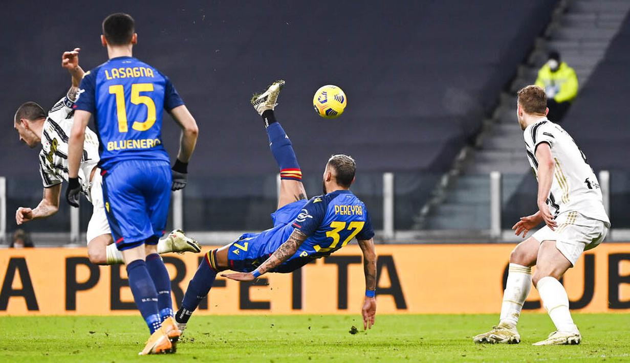 Pemain Udinese, Roberto Pereyra, melakukan tendangan salto saat melawan Juventus pada laga Liga Italia di Stadion Allianz, Turin, Minggu (3/1/2021). Juventus menang dengan skor 4-1. (Marco Alpozzi/LaPresse via AP)