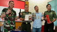 Aparat TNI Bengkulu berhasil membongkar pembuat Miras Oplosan berbagai merk yang biasa dijual di tempat hiburan malam (Liputan6.com/Yuliardi Hardjo)