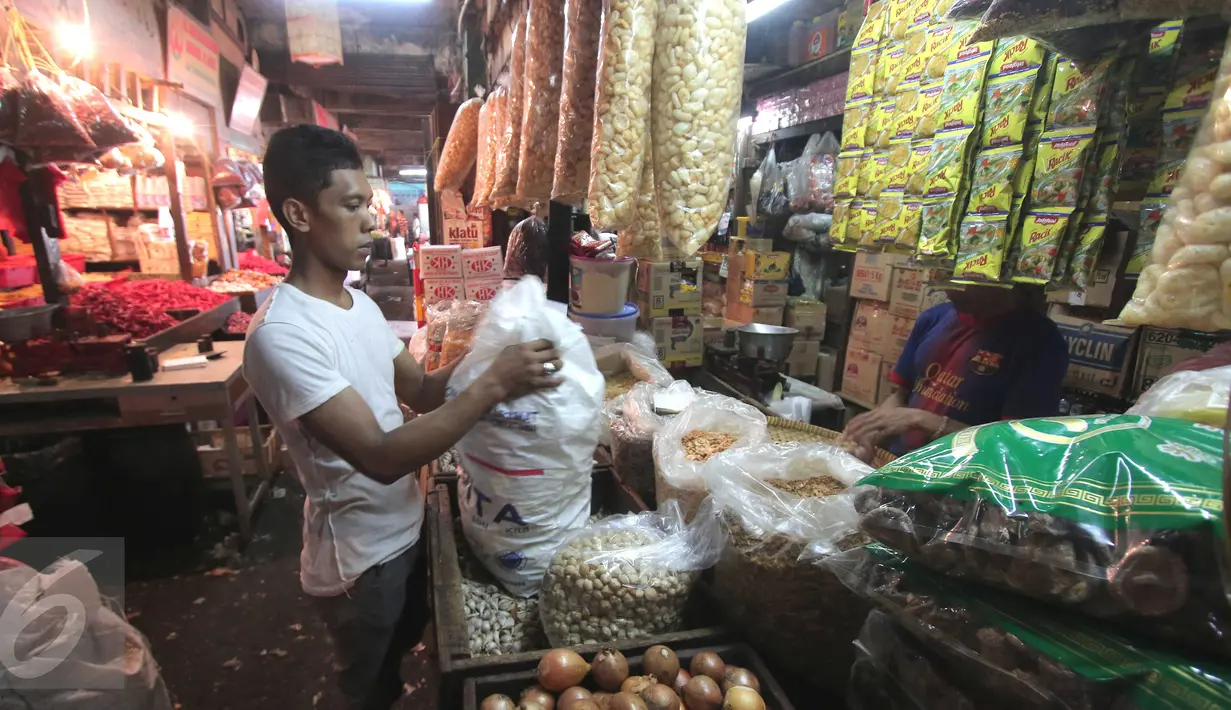 Pedagang menata barang dagangannya di Pasar Senen, Jakarta, Senin (28/12/2015). Menjelang akhir tahun harga sejumlah kebutuhan pokok di pasar tradisional rata-rata mengalami kenaikan hingga 20%. (Liputan6.com/Angga Yuniar)