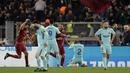 Para pemain AS Roma merayakan gol yang dicetak oleh Kostas Manolas ke gawang Barcelona pada laga leg kedua perempat final Liga Champions, di Stadion Olimpico, Selasa (10/4/2018). AS Roma menang 3-0 atas Barcelona. (AP/Andrew Medichini)