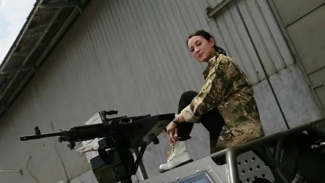 Julie Estella kenakan seragam tentara (Instagram/foxtrotsixmovie)
