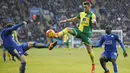 Pemain Norwich City, Ivo Pinto  (tengah) mencoba merebut bola dari kepungan para pemain Leicester City pada lanjutan Liga Inggris pekan ke-27 di Stadion King Power, Sabtu (27/2/2016) malam WIB. (Reuters/Andrew Yates)