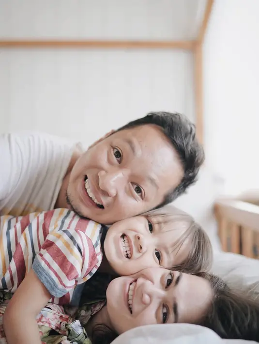 Keluarga Ringgo Agus Rahman dan Sabai Dieter ini memang terkenal lucu dan unik oleh warganet. Seperti yang mereka lakukan dalam foto ini. (Liputan6.com/IG/@ringgoagus)