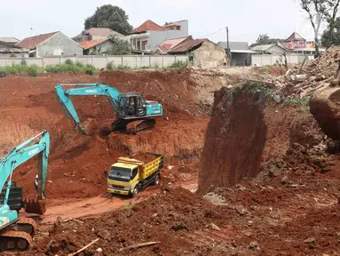 Alat berat mengeksekusi lahan dan bangunan milik  warga yang terkena proyek Jalan Tol Cinere-Jagorawi (Cijago) di Baktijaya, Sukmajaya, Depok, Jawa Barat, Selasa (11/12). Sebanyak 30 rumah dieksekusi dalam proyek ini. (Liputan6.com/Immanuel Antonius)
