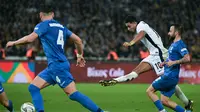 Gelandang Inggris Jude Bellingham (tengah) mencetak gol kedua bagi timnya selama pertandingan sepak bola Liga Bangsa-Bangsa UEFA, Liga B grup B2 antara Yunani dan Inggris di Stadion Olympic Athletic Center of Athens "Spyros Louis" di Athena, pada 14 November 2024.Aris MESSINIS / AFP