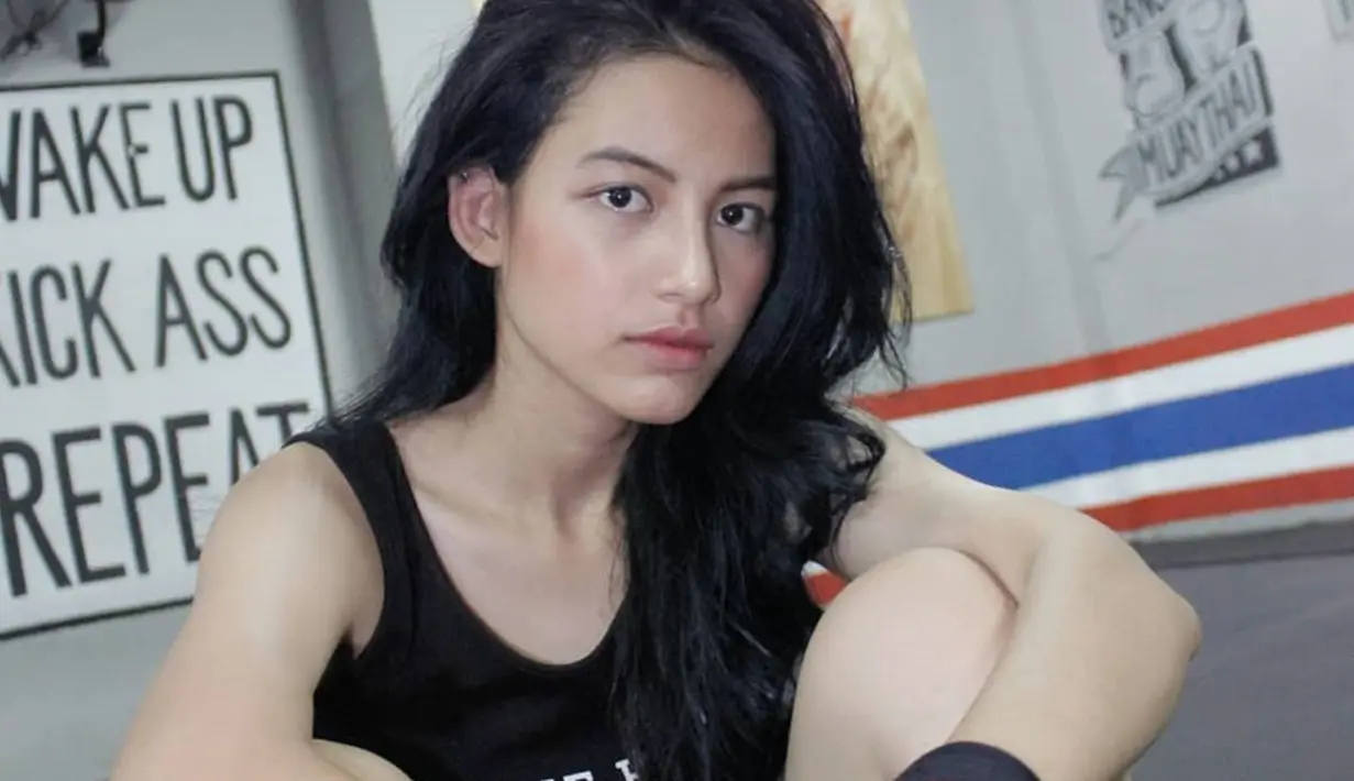 Lania Fira sebenarnya bukan artis asing lagi. Dirinya sudah beberapa kali membintangi judul FTV. Namanya mulai naik saat menjadi model video klip bersama NOAH di lagu 'Kupeluk Hatimu'. (Liputan6.com/IG/@laniafira)