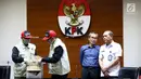 Dua petugas, Wakil Ketua KPK Alexander Marwata (kedua kanan) dan Irjen Kemenkum HAM Jhoni Ginting (kanan) jelang keterangan pers OTT di Gedung KPK, Jakarta (28/5/2019). OTT terkait penanganan perkara penyalahgunaan izin tinggal di Kantor Imigrasi Kelas I Mataram, NTB. (Liputan6.com/Johan Tallo)