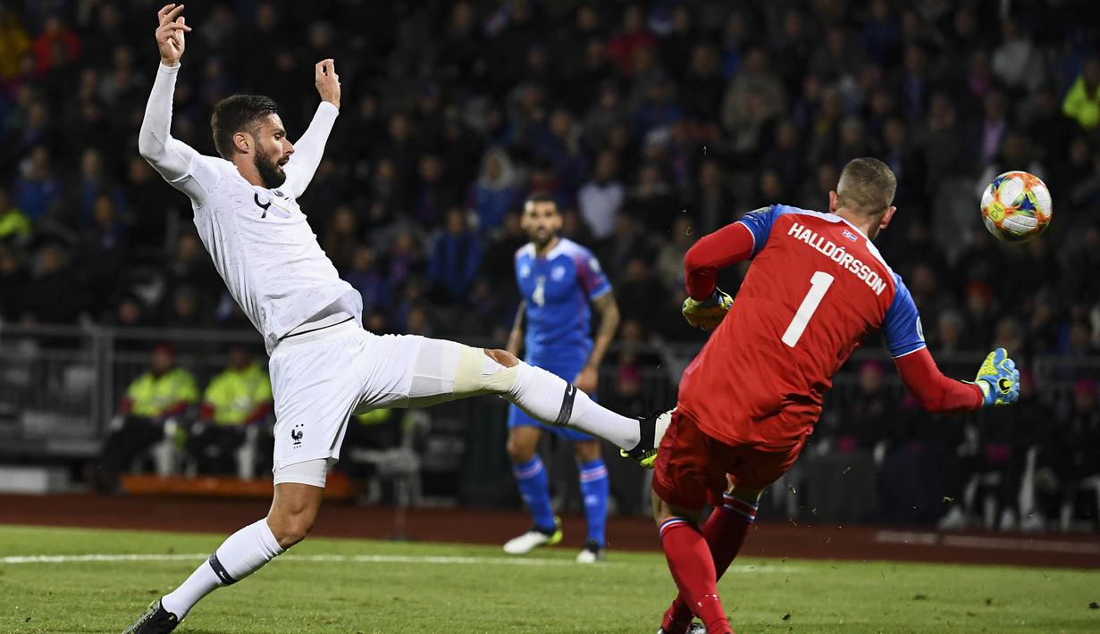 Striker Prancis, Olivier Giroud, berusaha membobol gawang Islandia pada laga Kualifikasi Piala Eropa 2020 di Reykjavik, Sabtu (11/10). Islandia kalah 0-1 dari Prancis. (AFP/Jonathan Nackstrand)