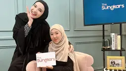 Dalam salah satu unggahan di akun Instagram pribadinya, komika ini terlihat memakai hijab bersama Zaskia Sungkar. Penampilan Kiky Saputri dalam balutan hijab cokelat ini berhasil bikin pangling. (Liputan6.com/IG/@kikysaputrii)