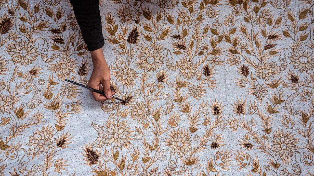 Melihat Proses Pembuatan Kain Batik Tradisional