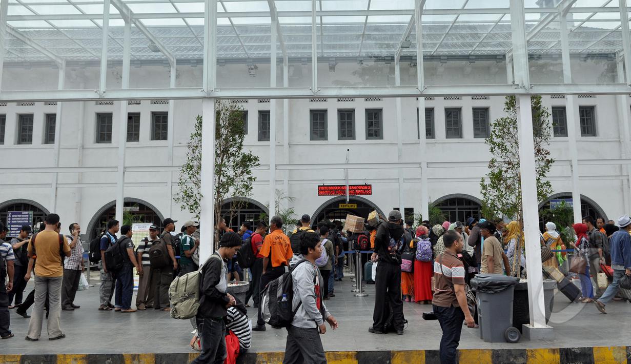 Suasana Stasiun Kereta Pasar senen, Jakarta, Jumat (13/3/2015). PT KAI akan menaikkan harga tiket per 1 April 2015, kenaikan tersebut dipengaruhi oleh fluktuasi harga bahan bakar minyak (BBM).  (Liputan6.com/Faizal Fanani)