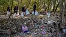 Polusi dari sampah plastik yang mengalir dari sungai akan akan terperangkap oleh struktur mangrove. Sampah plastik tersebut akan menghambat proses fotosintesis hingga merusak ekosistem mangrove. (Juni KRISWANTO/AFP)