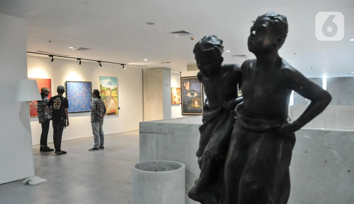Pengunjung berbincang saat mengamati karya yang dipamerkan di Ruang Galeri Seni, Taman Ismail Marzuki (TIM), Cikini, Menteng, Jakarta Pusat, Rabu (8/6/2022). Pameran ini merupakan rangkaian dari perhelatan HUT ke-495 DKI Jakarta serta kegiatan perdana pascarevitalisasi TIM. (merdeka.com/Iqbal S. Nugroho)