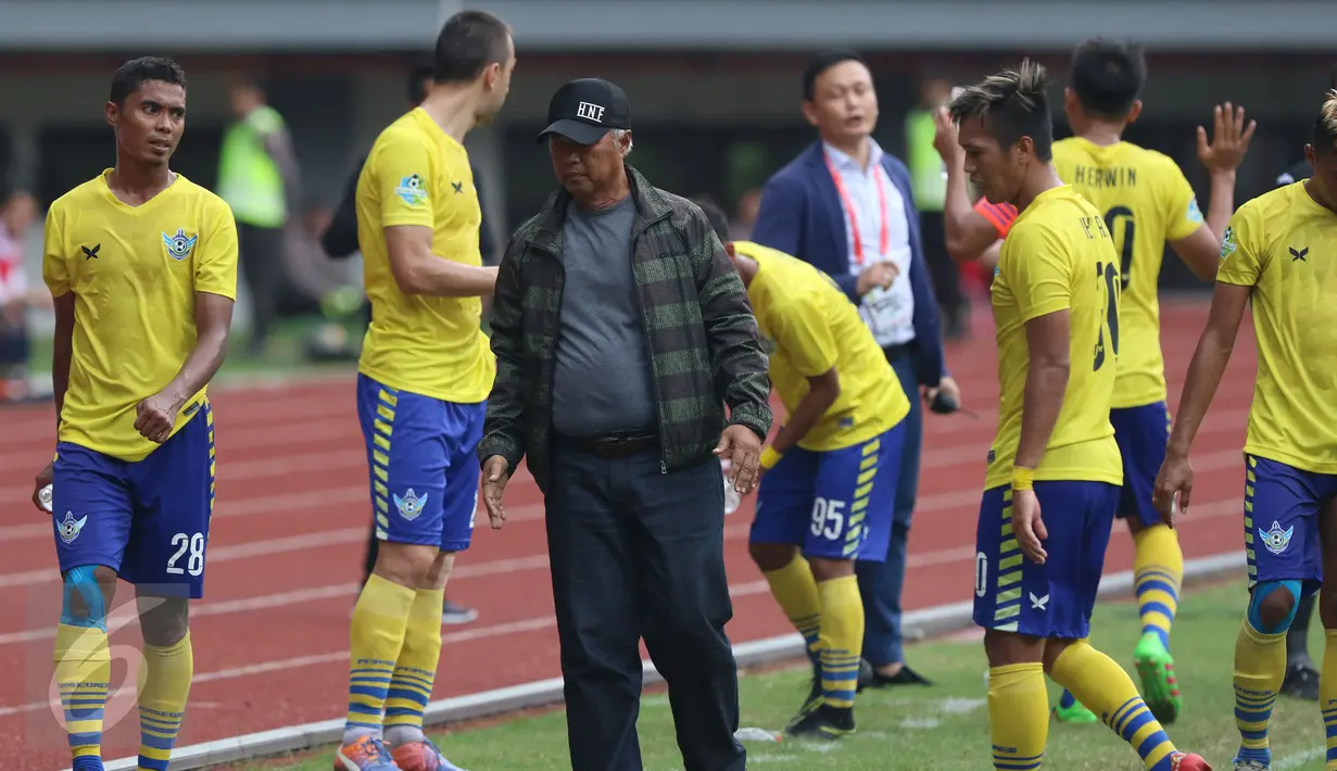 Pelatih Persegres Gresik United Hanafi (tengah) bersama pemainnya terlihat kecewa saat laga melawan Bhayangkara FC pada lanjutan Liga 1 di Stadion Patriot Candrabhaga, Bekasi, Minggu (7/5). Bhayangkara FC unggul 2-1. (Liputan6.com/Helmi Fithriansyah)