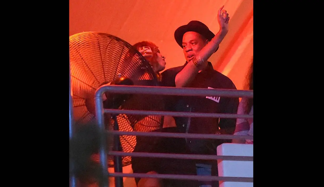 Beyonce dan Jay-Z tampak menikmati penampilan artis-artis yang mengisi acara "Made in America" dari ruang VIP, Senin (1/9/14). (Dailymail)