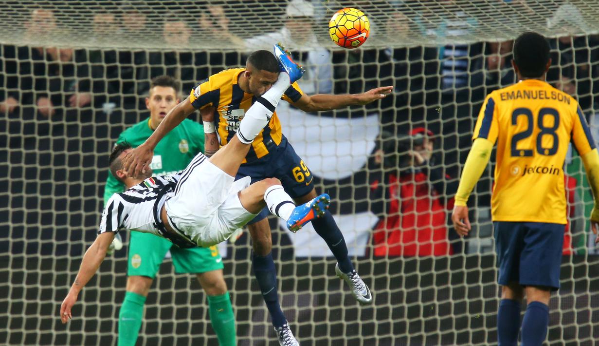 Pemain Juventus, Stefano Sturaro (kiri) berebut bola dengan pemain Verona, Samuel Souprayen, dalam laga Serie A di Stadion Juventus, Turin, (6/1/2016). (AFP/Marco Bertorello)