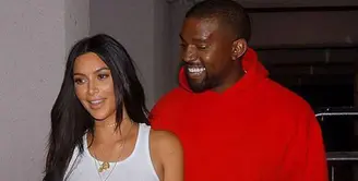 Hubungan rumah tangga Kim Kardashian dan Kanye West belakangan ini memang sering diberitakan dengan kabar yang tak mengenakan. Perceraian kerap menghantui bahtera rumah tangga pasangan ini. (doc. Daily Mail)