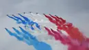 Tim terbang akrobatik Angkatan Udara Prancis "Patrouille de France" (PAF) dan tim aerobatik Angkatan Udara Kerajaan Inggris (RAF), "Red Arrows", melakukan terbang lintas selama upacara penyambutan resmi untuk Raja Inggris Charles III dan Ratu Inggris Camilla di Arc de Triomphe di Paris pada tanggal 20 September 2023. (Thomas SAMSON/AFP)