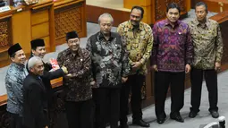 Ketua Badan Pemeriksa Keuangan (BPK) Harry Azhar Aziz (keempat kiri) memberikan laporan hasil pemeriksaan Semester l tahun 2014 kepada wakil ketua DPR RI Taufik Kurniawan (ketiga kiri), Jakarta, Selasa (2/12/2014). (Liputan6.com/Andrian M Tunay)