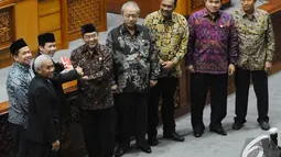 Ketua Badan Pemeriksa Keuangan (BPK) Harry Azhar Aziz (keempat kiri) memberikan laporan hasil pemeriksaan Semester l tahun 2014 kepada wakil ketua DPR RI Taufik Kurniawan (ketiga kiri), Jakarta, Selasa (2/12/2014). (Liputan6.com/Andrian M Tunay)
