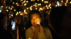 Seorang jemaat memegang lilin elektrik selama ibadah Malam Natal di Indonesia Arena, Kompleks Gelora Bung Karno, Jakarta, Rabu 24 Desember 2025. Ribuan umat Kristiani menghadiri kebaktian Malam Natal yang digelar di Indonesia Arena, Kompleks Gelora Bung Karno (GBK), Senayan, Jakarta. (AP Photo/Tatan Syuflana)