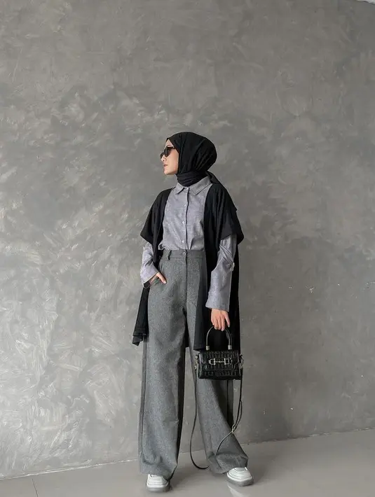 Ide office look yang kece, cukup padukan kemeja dan wide leg pants warna abu-abu dengan cardigan lengan pendek warna hitam. Stylish! (Instagram/inasrana).