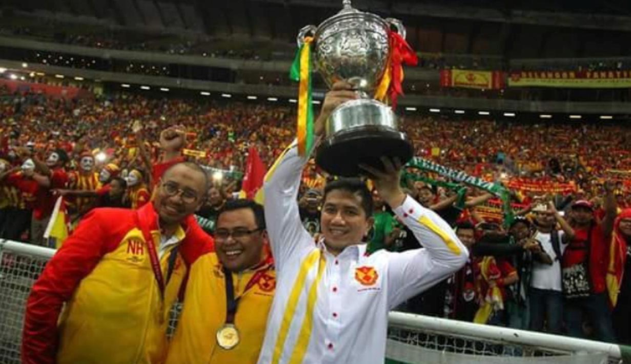 Menteri Besar Selangor berpose dengan trofi juara Piala Malaysia di depan Bonek. (Twitter)