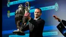 Presiden UEFA Aleksander Ceferin mengangkat piala Liga Champion saat pengundian babak Semi Final Liga Champions di Nyon, Swiss, (21/4). Real Madrid melawan Atletico Madrid dan AS Monaco melawan Juventus. (Jean-Christophe Bott / Keystone via AP)