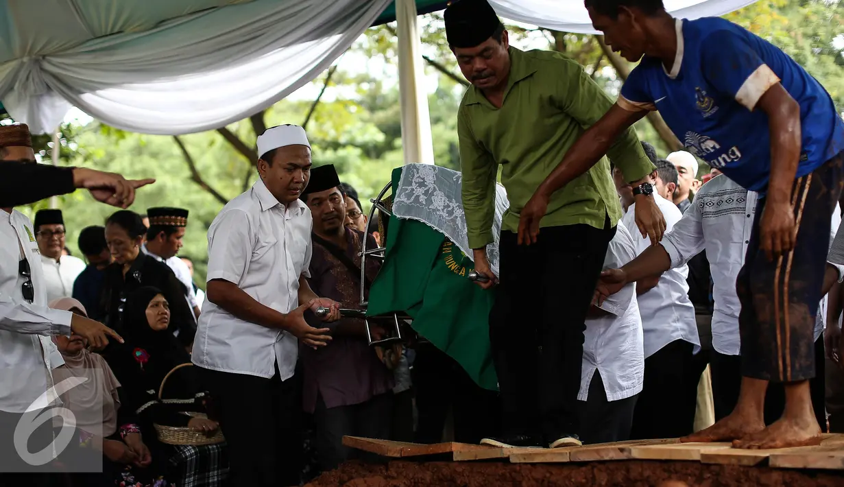 Jenazah Alm Husni Kamil Manik tiba untuk dimakamkan  di TPU Jeruk Purut, Jakarta, Rabu (8/7). Husni Kamil Manik meninggal semalam saat menjalani perawatan di RS Pusat Pertamina. Husni meninggal di usia ke-41. (Liputan6.com/Faizal Fanani)