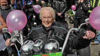 Sheila Hurst nenek 80 tahun di motor gede. Sumber: Cascade News