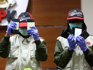Penyidik menunjukkan barang bukti alat komunikasi saat operasi tangkap tangan (OTT) Kalapas Sukamiskin di Gedung KPK, Jakarta, Sabtu (21/7).