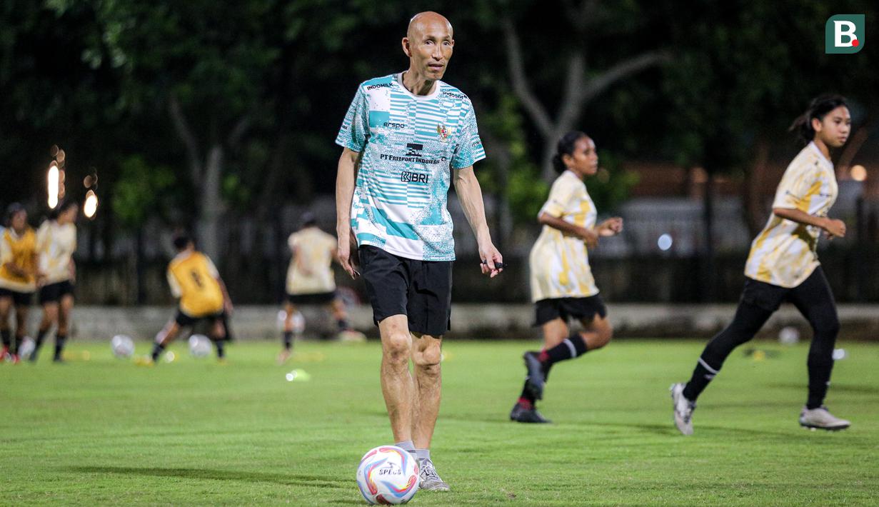 <p>Pelatih Timnas Indonesia Putri U-17, Satoru Mochizuki memimpin latihan Timnas Indonesia Putri U-17 yang berlangsung di Lapangan A Kompleks Stadion Utama Gelora Bung Karno (SUGBK), Senayan, Jakarta, Rabu (27/03/2024). Latihan tersebut merupakan bentuk persiapan untuk Piala Asia U-17 yang bergulir di Bali pada 6-19 Mei 2024. (Bola.com/Bagaskara Lazuardi)</p>
