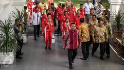 Kontingen Indonesia untuk Olimpiade Rio De Janeiro Brasil 2016 tiba di Istana Merdeka, Jakarta, Rabu (24/8). Rombongan yang dipimpin Menpora Imam Nahrowi itu diterima Presiden Jokowi di ruang pertemuan utama Istana Merdeka. (Liputan6.com/Faizal Fanani)