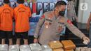 Kapolres Tangerang Selatan AKBP Sarly Sollu menunjukkan barang bukti ganja sebanyak 39 kilogram asal Sumatera saat konferensi pers pengungkapan kasus narkotika di Polres Tangerang Selatan, Banten, Rabu (20/7/2022). Dalam kasus peredaran ganja tersebut sebanyak empat tersangka diringkus di daerah Cipinang Besar Selatan, Jakarta Timur, yang merupakan jaringan dari Aceh. (merdeka.com/Arie Basuki)