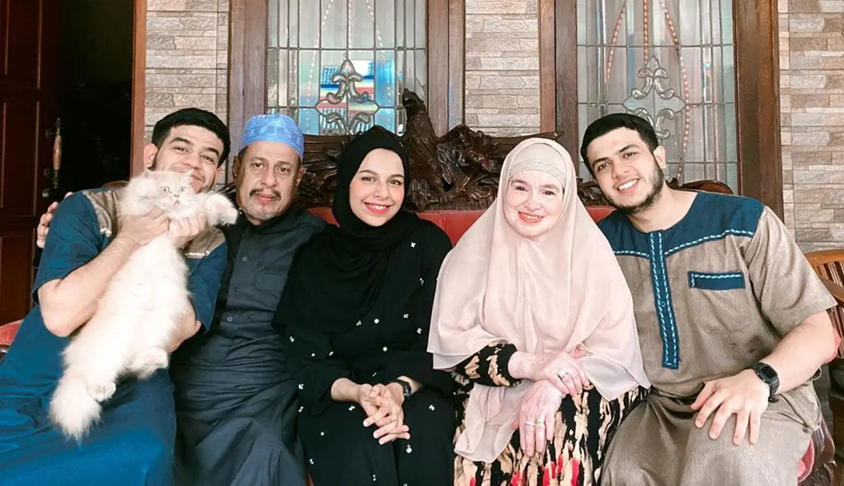 Momen Fadil dan keluarga saat merayakan Hari Raya Idul Fitri di rumahnya. Dalam setiap video youtubenya, Fadil tak pernah absen memperlihatkan aktivitas keluarganya di rumah. (Instagram/@fadiljaidi)