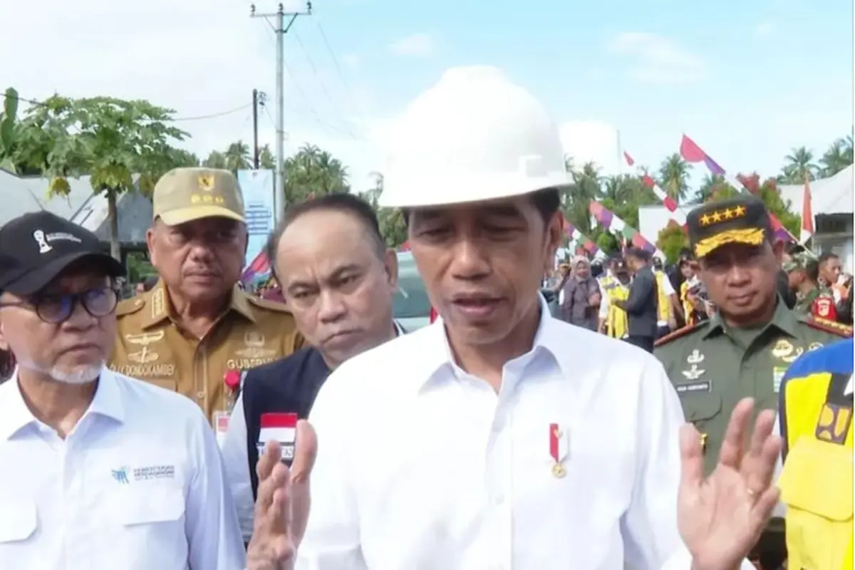 Presiden Joko Widodo saat memberi keterangan kepada wartawan di Melonguane, Kabupaten Kepulauan Talaud, Kamis (28/12/2023).