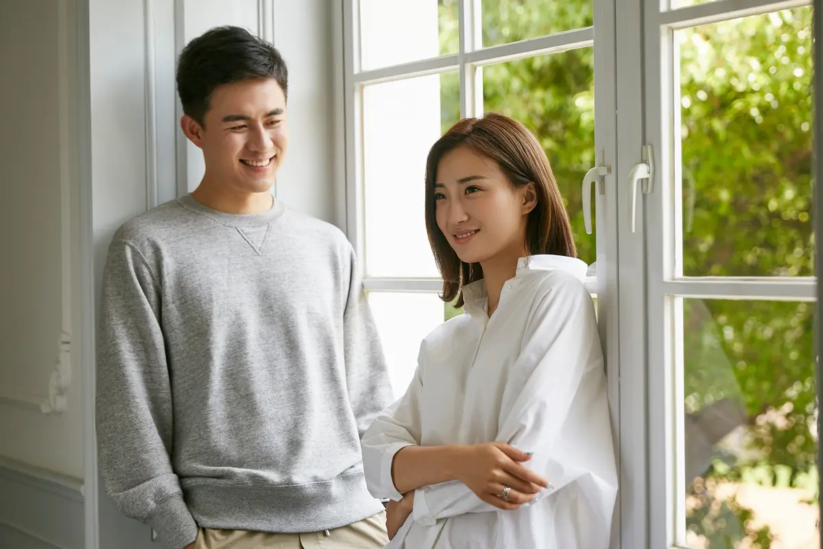 perempuan dan pasangan oktober bahagia berdua