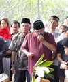 Dunia hiburan kembali berduka. Salah satu tokoh ikonik di Si Doel Anak Sekolahan, Koh Ahong meninggal dunia pada Selasa (13/6/2023). Siang harinya, Koh Ahong atau Kasiman atau Salman Al Farisi langsung dimakamkan. Isak tangis keluarga mengiringi pemakaman Koh Ahong. [Foto: Bayu Herdianto/KapanLagi.com]