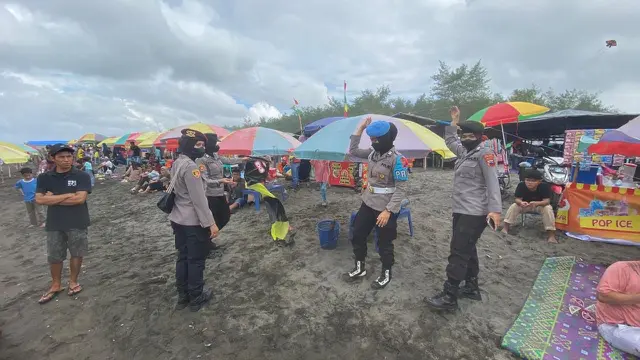 Polwan Kebumen menghalau wisatawan yang mandi di pantai selatan Kebumen. (Foto: Liputan6.com/Polres Kebumen)