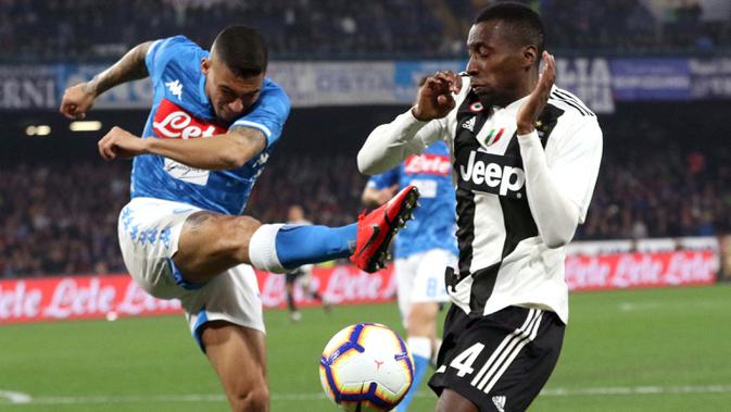 Gelandang Napoli, Allan (kiri) melepaskan tendangan saat melawan Juventus pada laga Serie A di Stadion San Paolo, Minggu (3/3). (AP/Cesare Abbate)